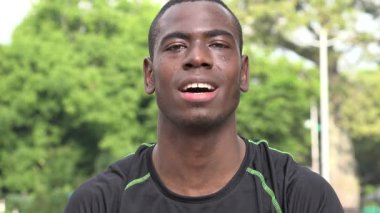 Dinleme ve soruları yanıtlayan Afrika erkek atlet