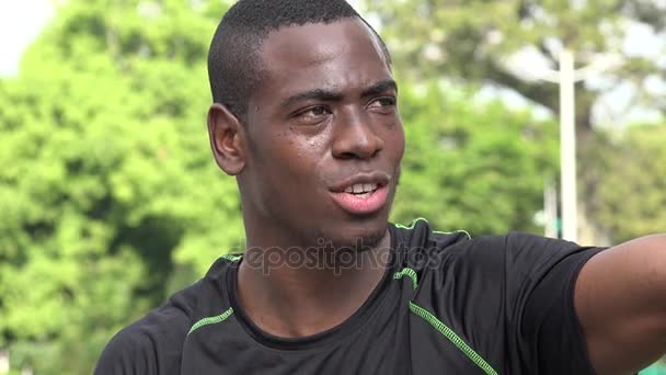 Africano maschio atleta parlando dando indicazioni — Video Stock