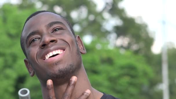 Felnőtt fekete férfi nevetve — Stock videók