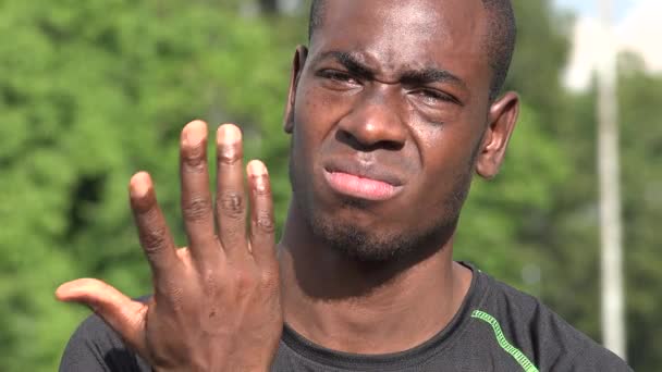 困惑的非洲男性运动员思维 — 图库视频影像