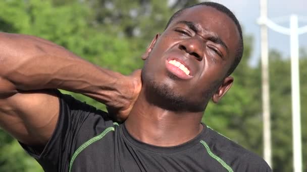 痛みと筋肉のアフリカのオスの運動選手 — ストック動画
