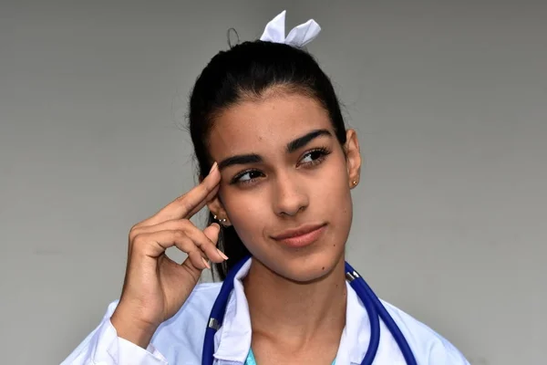 若いヒスパニック系女性医師の考え方 — ストック写真