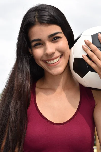 Giocatore di calcio femminile adolescente ispanico sorridente — Foto Stock