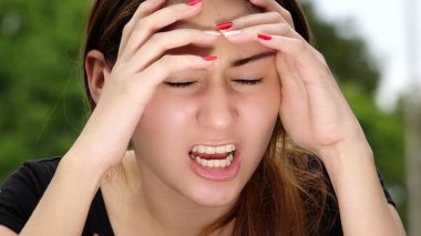 Stres altında genç kadın