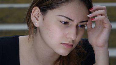 hüzünlü güzel kız