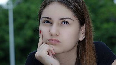 güzel kız düşünme