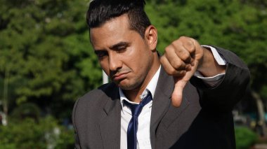 başparmak aşağı ile iş adamı