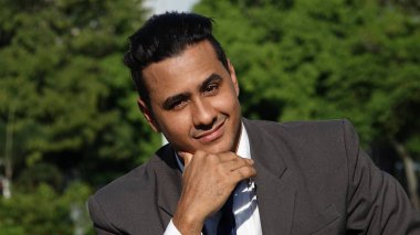 Yakışıklı azınlık iş adamı