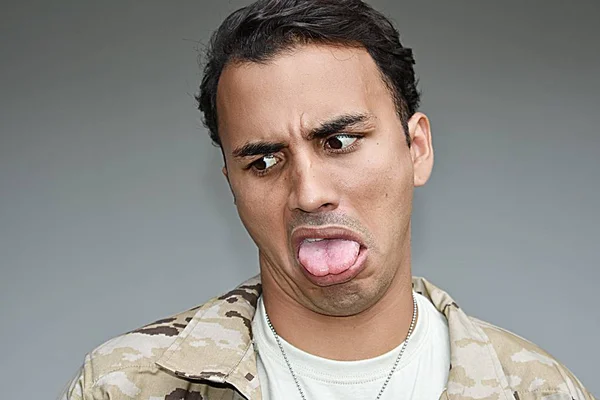 Engagé Soldat masculin Making Funny Faces — Photo