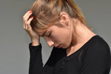 Mutsuz genç Kolombiyalı kadın