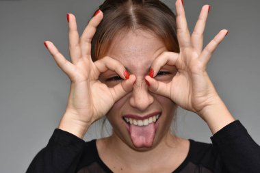 Sevimli genç erkek komik surat