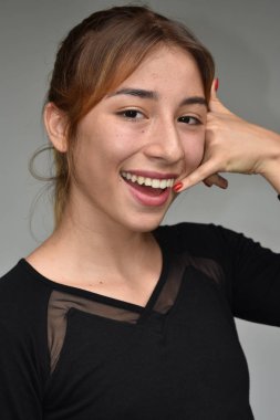 Cep telefonu kullanarak Kolombiyalı genç erkek ve mutlu