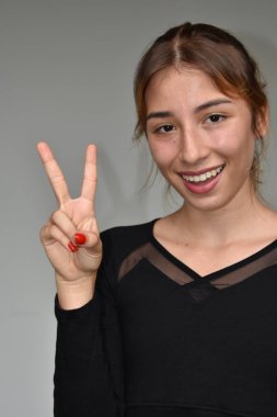 İspanyol kadın ve barış işareti