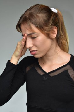 Azınlık kız baş ağrısı ile