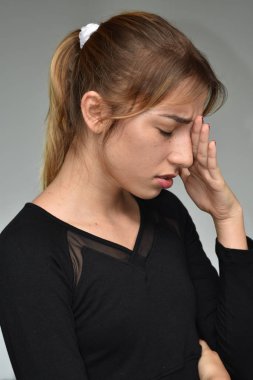 Stres altında genç Kolombiyalı kadın genç