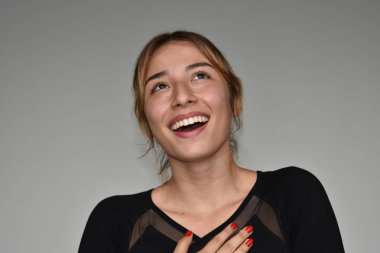 Genç kız gülüyor.