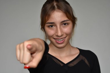 İspanyol kız işaret