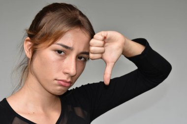 Başparmak aşağı olan Latina dişi