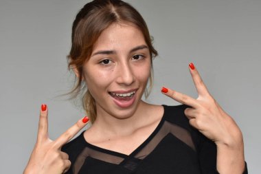 Sevimli kız ve zafer