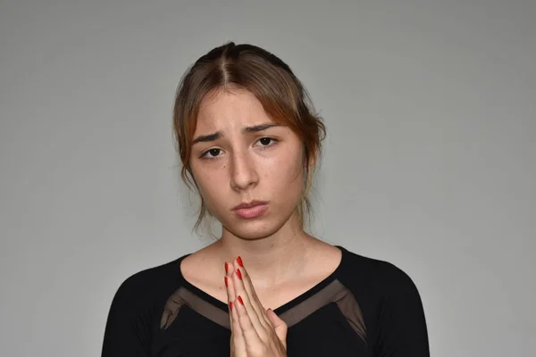 若々しいコロンビア少女の祈り — ストック写真