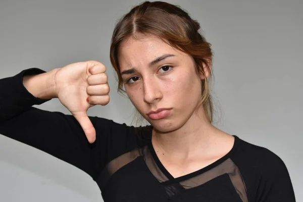 Mulher muito adolescente com polegares para baixo — Fotografia de Stock