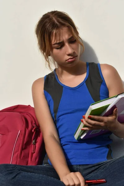 Förvirrad tonåring kvinnlig Student — Stockfoto