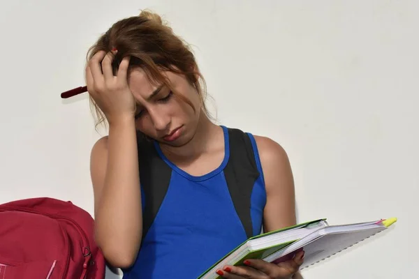 Estressado confuso adolescente feminino estudante — Fotografia de Stock