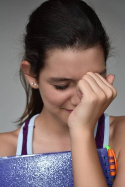 Kız öğrenci ve üzüntü
