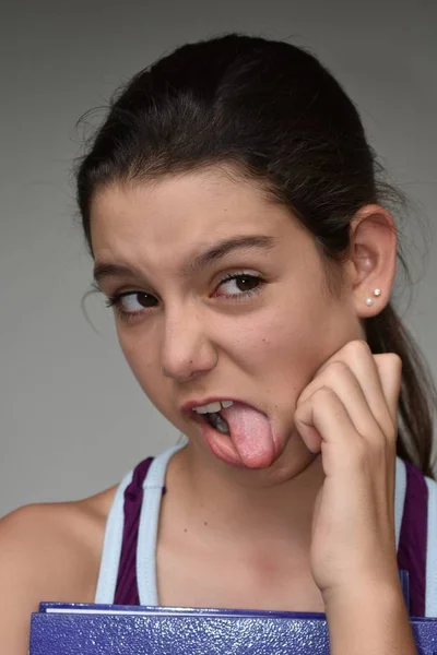 女子学生の面白い顔を作る — ストック写真