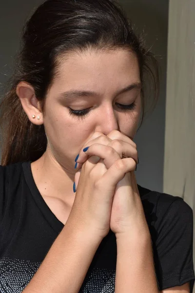 Menina adolescente orando — Fotografia de Stock