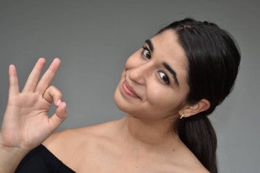 Kız ve iyi işareti