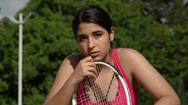 不幸なアスレチック テニス プレーヤー 10 代女性 — ストック写真