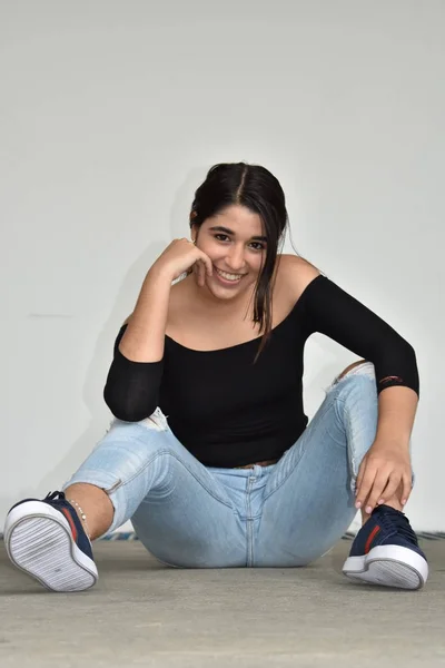 oturup güzel bir kız