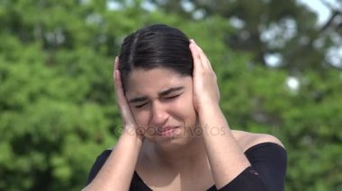 Sinirlenmiş kadın Latin asıllı genç ve stres