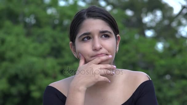 Mulher hispânica adolescente pensando e confuso — Vídeo de Stock