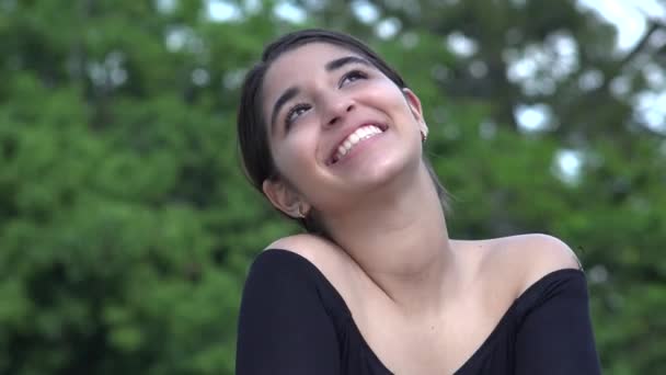 Женский латиноамериканский подросток-мечтатель — стоковое видео