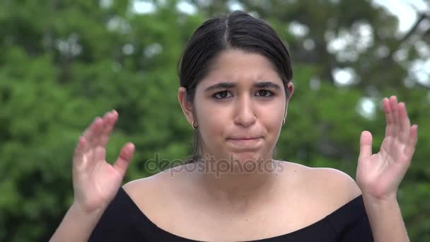 Fâché femelle hispanique adolescent — Video