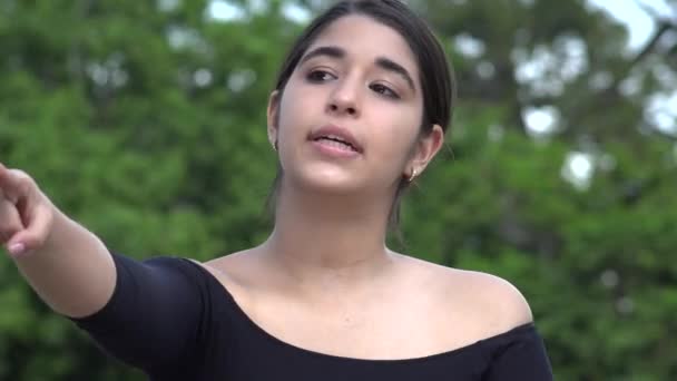 Adolescente hispana que describe y habla — Vídeos de Stock