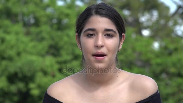 Говорящая латиноамериканка-подросток слушает и отвечает на вопросы — стоковое видео