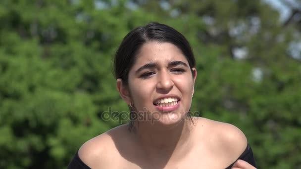 不快乐的困惑的女性拉美裔青少年 — 图库视频影像