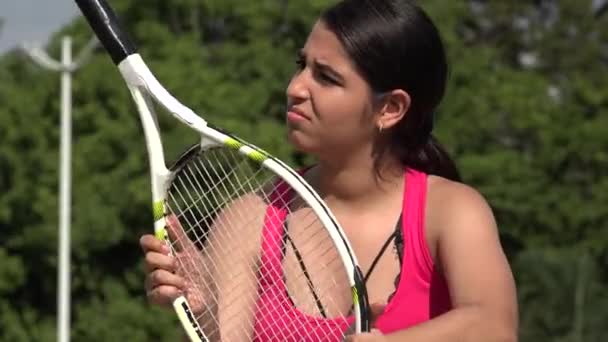 Zmatený nebo hloupé sportovní dospívající tenistka — Stock video