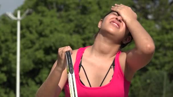 Cansado atlético femenino adolescente tenista — Vídeo de stock