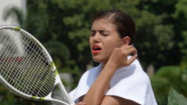 Yaralı ve boğaz tenis oyuncusu