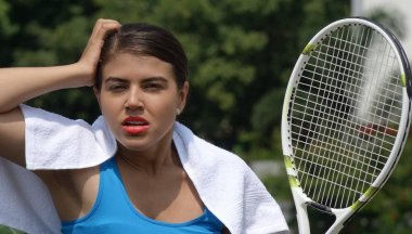 Stresli ve karışık tenis oyuncusu