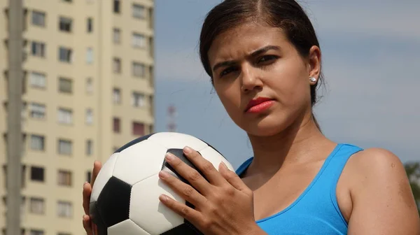 深刻な女性の十代のサッカー選手 — ストック写真