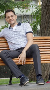 Oturma tıraşsız erkek