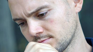 Tıraşsız İtalyan erkek bir karar