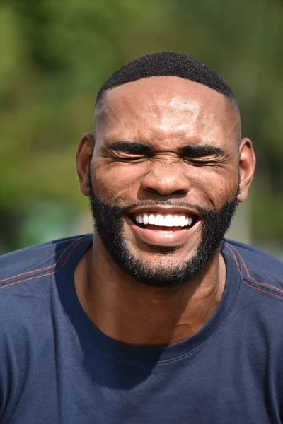 Бородатого мужчини сміятися — стокове фото