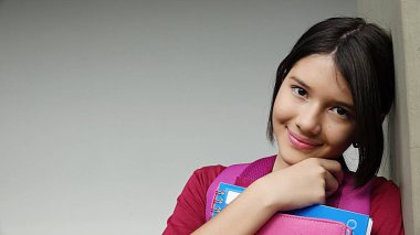 kız öğrenci holding notebooklar