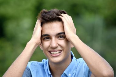 Unutkan iyi görünümlü erkek